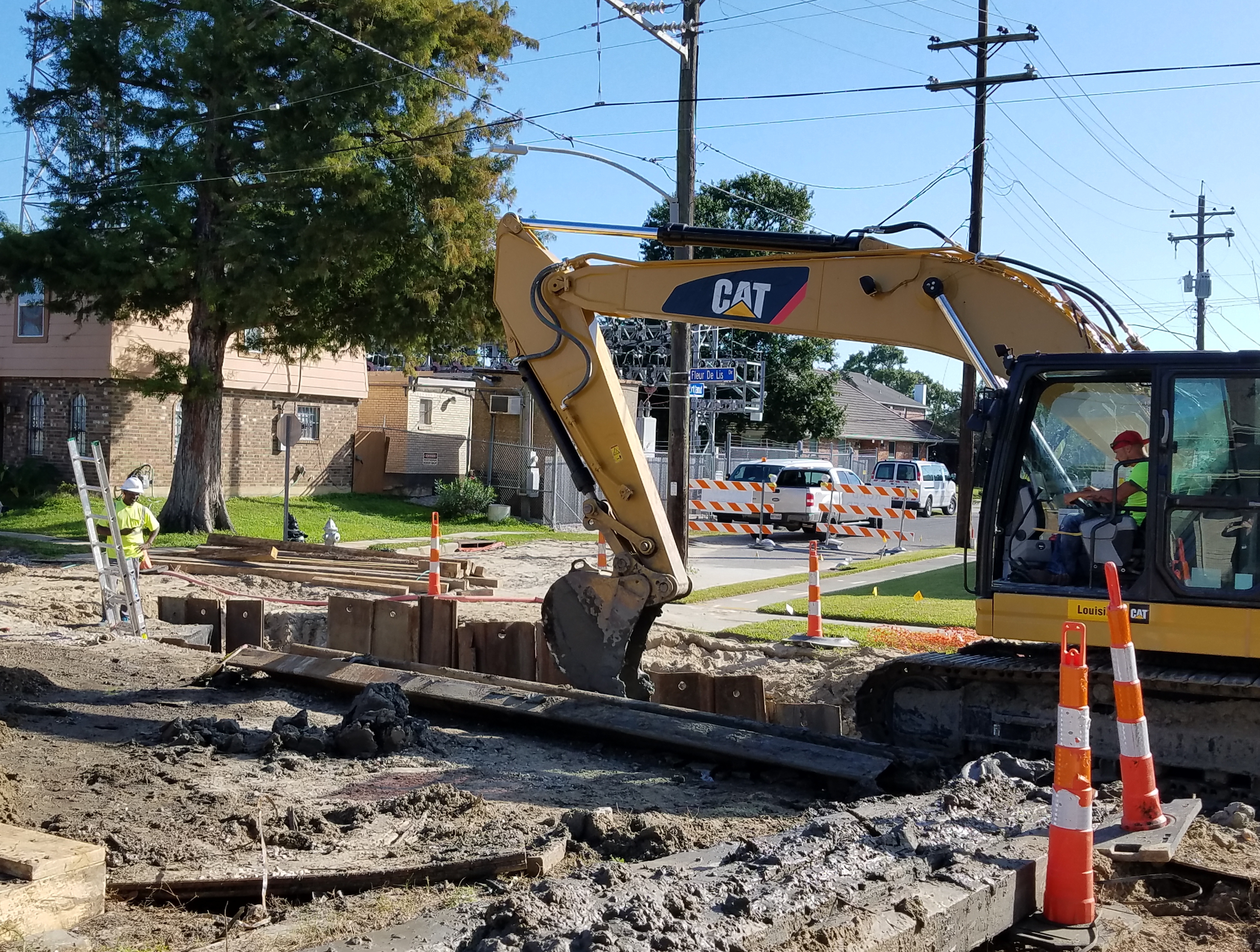 CONSTRUCTION CREWS ON FLEUR DE LIS PHASE III PROJECT BEGIN INSTALLING DRAINAGE LINES ON NORTHBOUND LANE