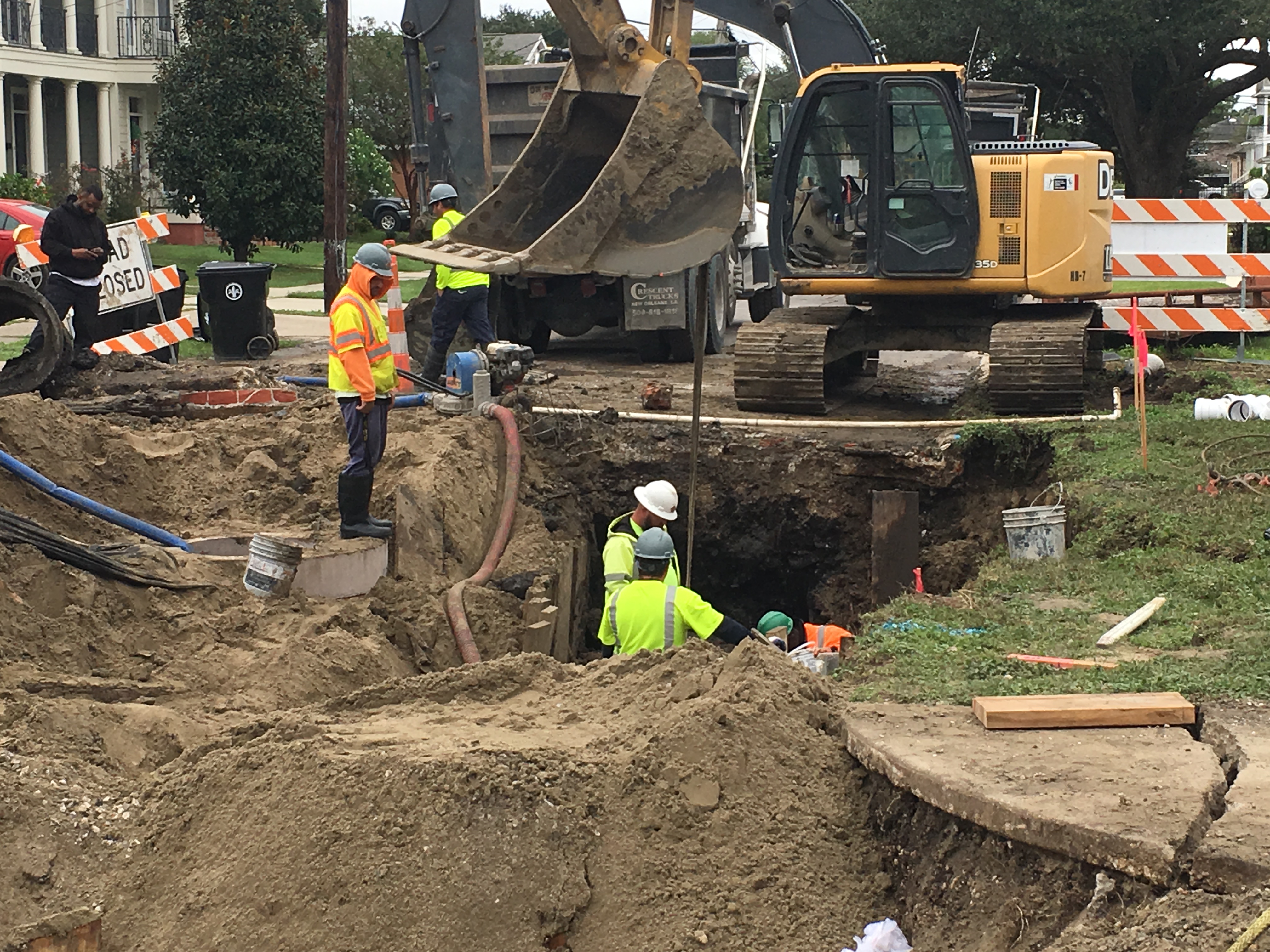 CONSTRUCTION CREWS ON FLEUR DE LIS PHASE III PROJECT CONTINUE INSTALLING DRAINAGE LINES ON NORTHBOUND LANE